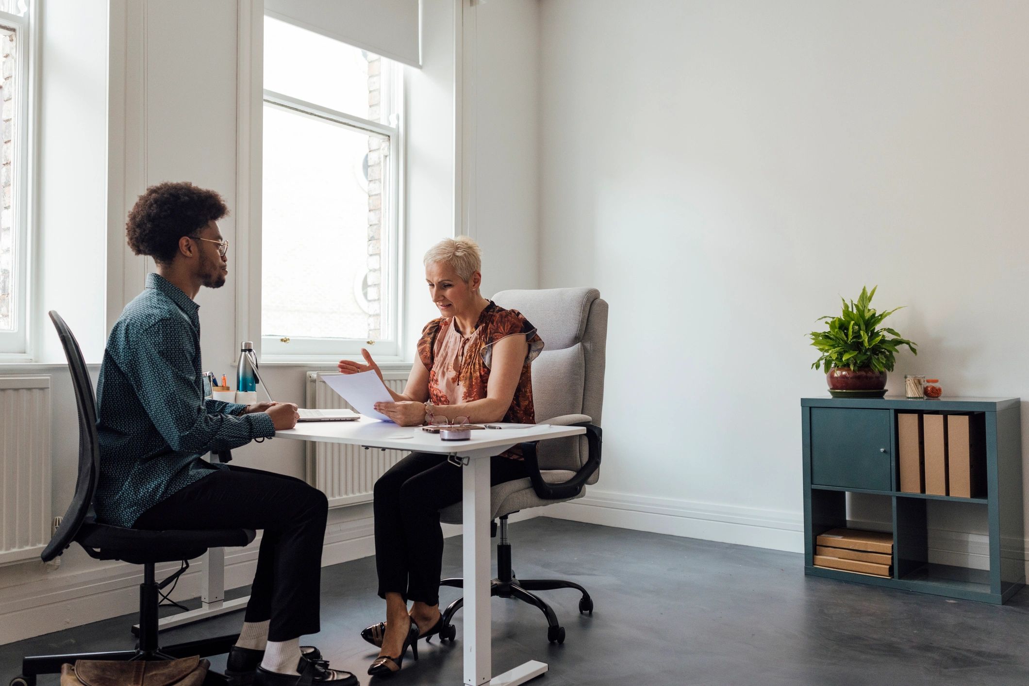 Mentor and client in a one-on-one professional discussion